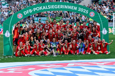 COLOGNE, GERMANY - 1 Mayıs 2025: Takım kutlamaları - DFB-Pokal Frauen (Almanya Kadınlar Kupası) maçı FC Bayern Münih-SV Werder Bremen 'e karşı Rhein Enerji Stadyumu' nda.