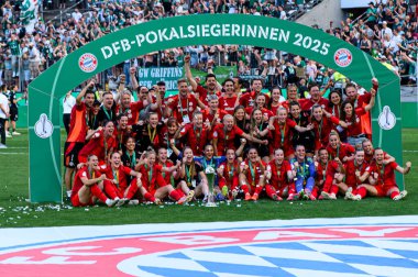 COLOGNE, GERMANY - 1 Mayıs 2025: Takım kutlamaları - DFB-Pokal Frauen (Almanya Kadınlar Kupası) maçı FC Bayern Münih-SV Werder Bremen 'e karşı Rhein Enerji Stadyumu' nda.