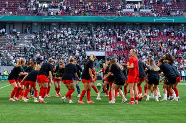 COLOGNE, GERMANY - 1 Mayıs 2025: Arianna Caruso, Tainara - DFB-Pokal Frauen (Almanya Kadınlar Kupası) maçı FC Bayern Münih - SV Werder Bremen - Rhein Energie Stadion.