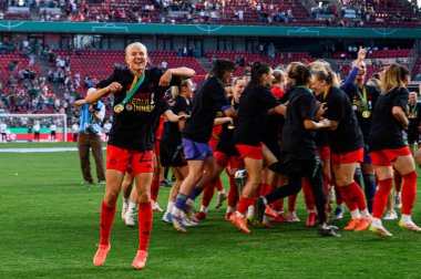 COLOGNE, GERMANY - 1 Mayıs 2025: Pernille Harder ve kazanan dans - DFB-Pokal Frauen (Almanya Kadınlar Kupası) maçı FC Bayern Münih - SV Werder Bremen - Rhein Energie Stadion.