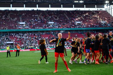 COLOGNE, GERMANY - 1 Mayıs 2025: Pernille Harder ve kazanan dans - DFB-Pokal Frauen (Almanya Kadınlar Kupası) maçı FC Bayern Münih - SV Werder Bremen - Rhein Energie Stadion.