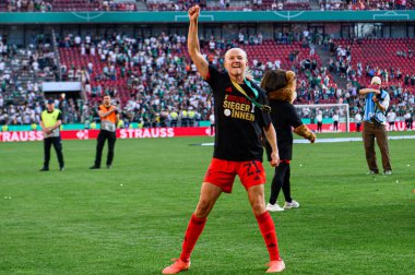 COLOGNE, GERMANY - 1 Mayıs 2025: Pernille Harder ve kazanan dans - DFB-Pokal Frauen (Almanya Kadınlar Kupası) maçı FC Bayern Münih - SV Werder Bremen - Rhein Energie Stadion.