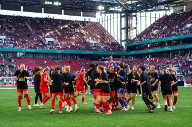 COLOGNE, GERMANY - 1 Mayıs 2025: Takım kutlamaları - DFB-Pokal Frauen (Almanya Kadınlar Kupası) maçı FC Bayern Münih-SV Werder Bremen 'e karşı Rhein Enerji Stadyumu' nda.
