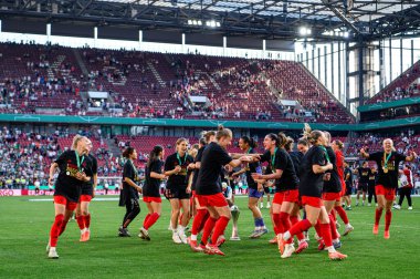COLOGNE, GERMANY - 1 Mayıs 2025: Takım kutlamaları - DFB-Pokal Frauen (Almanya Kadınlar Kupası) maçı FC Bayern Münih-SV Werder Bremen 'e karşı Rhein Enerji Stadyumu' nda.