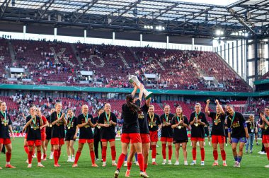 COLOGNE, GERMANY - 1 Mayıs 2025: - DFB-Pokal Frauen (Almanya Kadınlar Kupası) FC Bayern Münih - SV Werder Bremen maçı Rhein Energie Stadion 'da.