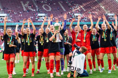 COLOGNE, GERMANY - 1 Mayıs 2025: Takım kutlamaları - DFB-Pokal Frauen (Almanya Kadınlar Kupası) maçı FC Bayern Münih-SV Werder Bremen 'e karşı Rhein Enerji Stadyumu' nda.