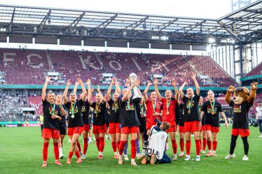 COLOGNE, GERMANY - 1 Mayıs 2025: Takım kutlamaları - DFB-Pokal Frauen (Almanya Kadınlar Kupası) maçı FC Bayern Münih-SV Werder Bremen 'e karşı Rhein Enerji Stadyumu' nda.