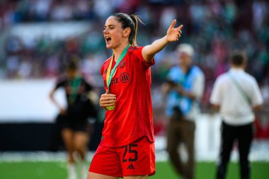COLOGNE, GERMANY - 1 Mayıs 2025: Sarah Zadrazil - DFB-Pokal Frauen (Almanya Kadınlar Kupası) maçı FC Bayern Münih 'e karşı SV Werder Bremen Rhein Enerji Stadyumu' nda.