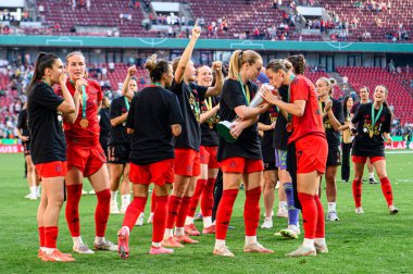 COLOGNE, GERMANY - 1 Mayıs 2025: Glodis Perla Viggostottir, Klara Buhl - DFB-Pokal Frauen (Almanya Kadınlar Kupası) FC Bayern Münih - SV Werder Bremen maçı.
