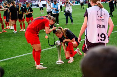 COLOGNE, GERMANY - 1 Mayıs 2025: Klara Buhl, Glodis Perla Viggostottir - DFB-Pokal Frauen (Almanya Kadınlar Kupası) FC Bayern Münih - SV Werder Bremen maçı.