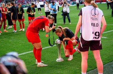 COLOGNE, GERMANY - 1 Mayıs 2025: Klara Buhl, Glodis Perla Viggostottir - DFB-Pokal Frauen (Almanya Kadınlar Kupası) FC Bayern Münih - SV Werder Bremen maçı.