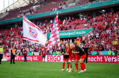 COLOGNE, GERMANY - 1 Mayıs 2025: Julia Zigiotti Olme, Magdalena Eriksson, Pernille Harder, Linda Sembrant - DFB-Pokal Frauen (Almanya Kadınlar Kupası) FC Bayern Münih vs SV Werder Bremen at Rhein Energie Stadion.