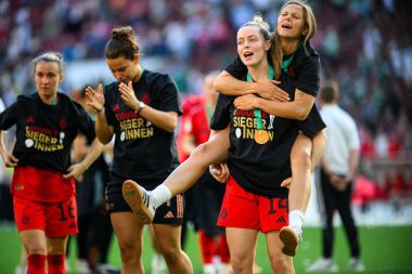 COLOGNE, GERMANY - 1 Mayıs 2025: Lena Oberdorf, Alara Sehitler, Anna Wellmann - DFB-Pokal Frauen (Almanya Kadınlar Kupası) FC Bayern Münih - SV Werder Bremen maçı.