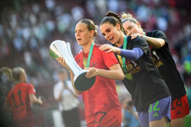 COLOGNE, GERMANY - 1 Mayıs 2025: Klara Buhl, Ena Mahmutoviç - DFB-Pokal Frauen (Almanya Kadınlar Kupası) maçı FC Bayern Münih - SV Werder Bremen - Rhein Enerji Stadyumu 'nda.