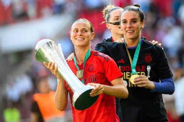 COLOGNE, GERMANY - 1 Mayıs 2025: Klara Buhl, Ena Mahmutoviç - DFB-Pokal Frauen (Almanya Kadınlar Kupası) maçı FC Bayern Münih - SV Werder Bremen - Rhein Enerji Stadyumu 'nda.