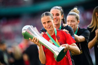 COLOGNE, GERMANY - 1 Mayıs 2025: Klara Buhl, Ena Mahmutoviç - DFB-Pokal Frauen (Almanya Kadınlar Kupası) maçı FC Bayern Münih - SV Werder Bremen - Rhein Enerji Stadyumu 'nda.