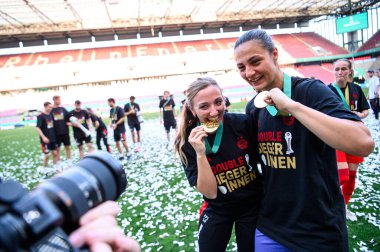 COLOGNE, GERMANY - 1 Mayıs 2025: Larissa Hauenstein, Maria Luisa Grohs - DFB-Pokal Frauen (Almanya Kadınlar Kupası) maçı FC Bayern Münih - SV Werder Bremen.