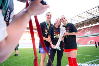 COLOGNE, GERMANY - 1 Mayıs 2025: Maria Luisa Grohs, Larissa Hauenstein, Giulia Gwinn - DFB-Pokal Frauen (Almanya Kadınlar Kupası) maçı FC Bayern Münih - SV Werder Bremen Rhein Enerji Stadyumu 'nda.