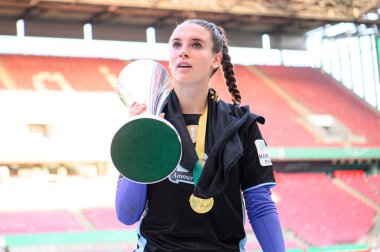 COLOGNE, GERMANY - 1 Mayıs 2025: Ena Mahmutoviç - DFB-Pokal Frauen (Almanya Kadınlar Kupası) maçı FC Bayern Münih 'e karşı SV Werder Bremen Rhein Enerji Stadyumu' nda.
