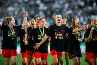 COLOGNE, GERMANY - 1 Mayıs 2025: Pernille Harder, Linda Sembrant - DFB-Pokal Frauen (Almanya Kadınlar Kupası) maçı FC Bayern Münih - SV Werder Bremen - Rhein Enerji Stadyumu 'nda.