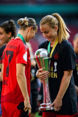COLOGNE, GERMANY - 1 Mayıs 2025: Klara Buhl, Glodis Perla Viggostottir - DFB-Pokal Frauen (Almanya Kadınlar Kupası) FC Bayern Münih - SV Werder Bremen maçı.