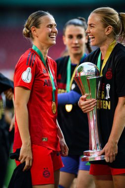 COLOGNE, GERMANY - 1 Mayıs 2025: Klara Buhl, Glodis Perla Viggostottir - DFB-Pokal Frauen (Almanya Kadınlar Kupası) FC Bayern Münih - SV Werder Bremen maçı.