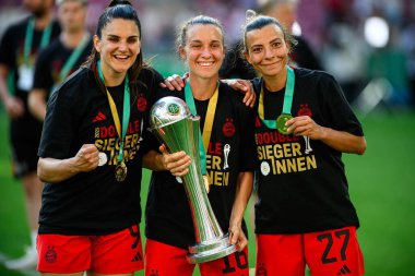 COLOGNE, GERMANY - 1 Mayıs 2025: Jovana Damnjanoviç, Julia Zigiotti Olme, Arianna Caruso - DFB-Pokal Frauen (Almanya Kadınlar Kupası) FC Bayern Münih vs SV Werder Bremen at Rhein Energie Stadion.