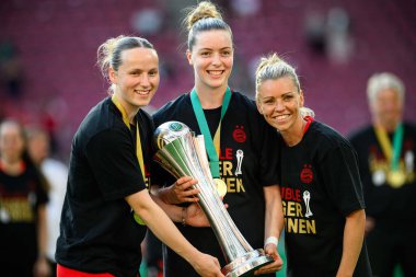 COLOGNE, GERMANY - 1 Mayıs 2025: Franziska Kett, Alara Sehitler, Linda Dallmann - DFB-Pokal Frauen (Almanya Kadınlar Kupası) FC Bayern Münih - SV Werder Bremen maçı.