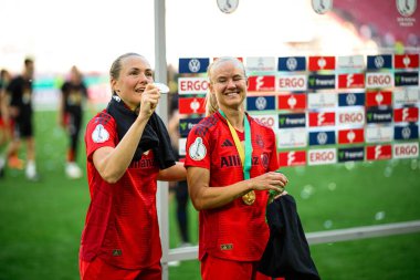COLOGNE, GERMANY - 1 Mayıs 2025: Magdalena Eriksson, Pernille Harder - DFB-Pokal Frauen (Almanya Kadınlar Kupası) maçı FC Bayern Münih - SV Werder Bremen.