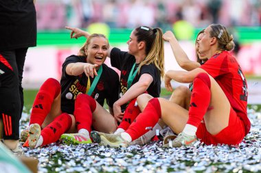 COLOGNE, GERMANY - 1 Mayıs 2025: Glodis Perla Viggostottir, Sarah Zadrazil - DFB-Pokal Frauen (Almanya Kadınlar Kupası) FC Bayern Münih - SV Werder Bremen maçı.