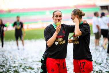 COLOGNE, GERMANY - 1 Mayıs 2025: Sydney Lohmann, Klara Buhl - DFB-Pokal Frauen (Almanya Kadınlar Kupası) maçı FC Bayern Münih - SV Werder Bremen - Rhein Energie Stadion.