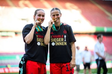 COLOGNE, GERMANY - 1 Mayıs 2025: Sydney Lohmann, Klara Buhl - DFB-Pokal Frauen (Almanya Kadınlar Kupası) maçı FC Bayern Münih - SV Werder Bremen - Rhein Energie Stadion.