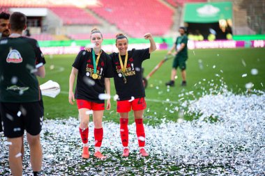 COLOGNE, GERMANY - 1 Mayıs 2025: Alara Sehitler, Arianna Caruso - DFB-Pokal Frauen (Almanya Kadınlar Kupası) maçı FC Bayern Münih - SV Werder Bremen - Rhein Enerji Stadyumu 'nda.