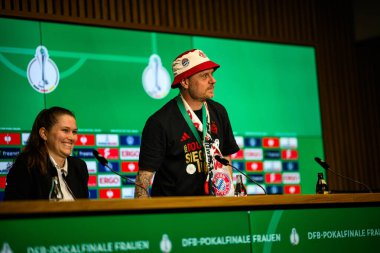 COLOGNE, GERMANY - 1 Mayıs 2025: Alexander Straus, teknik direktör - DFB-Pokal Frauen (Almanya Kadınlar Kupası) FC Bayern Münih 'e karşı SV Werder Bremen.