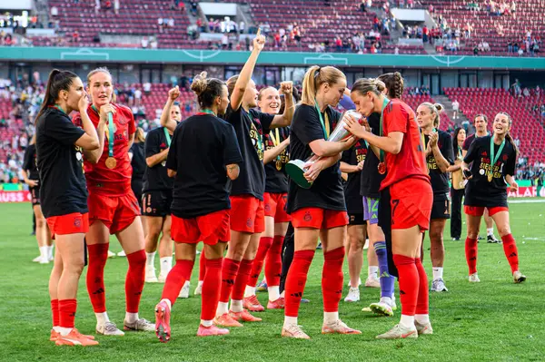 COLOGNE, GERMANY - 1 Mayıs 2025: Glodis Perla Viggostottir, Klara Buhl - DFB-Pokal Frauen (Almanya Kadınlar Kupası) FC Bayern Münih - SV Werder Bremen maçı.