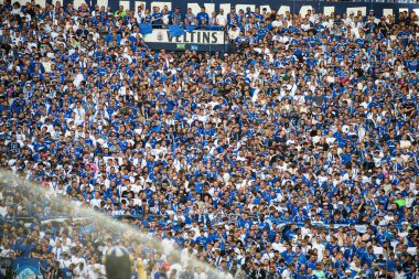 GELSENKIRCHEN, ALMANY - 2 MAYIS 2025: 2 Fans Futbol Maçı. Bundesliga FC Schalke 04 - SC Paderborn 07 Veltins Arena.