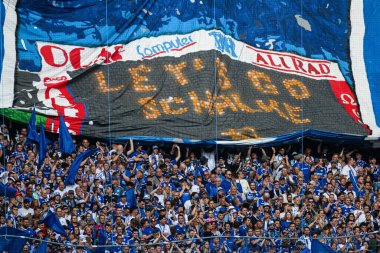 GELSENKIRCHEN, ALMANY - 2 MAYIS 2025: Hayranlar, Koreografi - 2 kişilik futbol maçı. Bundesliga FC Schalke 04 - SC Paderborn 07 Veltins Arena.