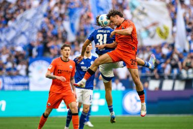 GELSENKIRCHEN, ALMANY - 2 MAYIS 2025: Aaron Zehnter, Taylan Bulut - 2 Mayıs 'lık futbol maçı. Bundesliga FC Schalke 04 - SC Paderborn 07 Veltins Arena.