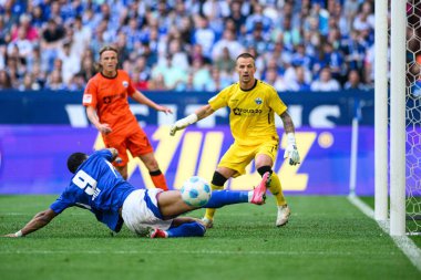 GELSENKIRCHEN, ALMANY - 2 MAYIS 2025: Moussa Sylla, Manuel Riemann - 2 Mayıs 'lık futbol maçı. Bundesliga FC Schalke 04 - SC Paderborn 07 Veltins Arena.