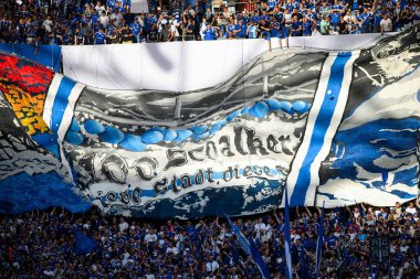 GELSENKIRCHEN, ALMANY - 2 Mayıs 2025: Hayranlar, Koreografi, 100 yıl - 2 yıllık futbol maçı. Bundesliga FC Schalke 04 - SC Paderborn 07 Veltins Arena.