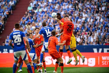 GELSENKIRCHEN, ALMANY - 2 MAYIS 2025 Manuel Riemann - 2 Mayıs 'lık futbol maçı. Bundesliga FC Schalke 04 - SC Paderborn 07 Veltins Arena.