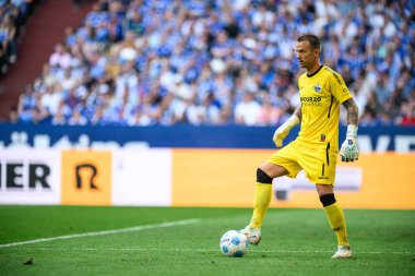 GELSENKIRCHEN, ALMANY - 2 MAYIS 2025 Manuel Riemann - 2 Mayıs 'lık futbol maçı. Bundesliga FC Schalke 04 - SC Paderborn 07 Veltins Arena.