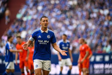 GELSENKIRCHEN, ALMANY - 2 MAYIS 2025 Paul Seguin - 2 Mayıs 'lık futbol maçı. Bundesliga FC Schalke 04 - SC Paderborn 07 Veltins Arena.