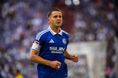 GELSENKIRCHEN, ALMANY - 2 MAYIS 2025 Paul Seguin - 2 Mayıs 'lık futbol maçı. Bundesliga FC Schalke 04 - SC Paderborn 07 Veltins Arena.
