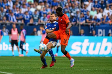 GELSENKIRCHEN, ALMANY - 2 MAYIS 2025: Ilyas Ansah - 2 Mayıs 'lık futbol maçı. Bundesliga FC Schalke 04 - SC Paderborn 07 Veltins Arena.