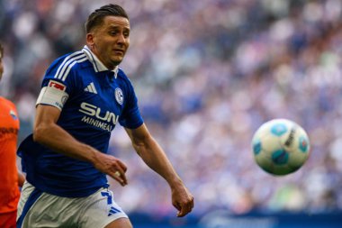 GELSENKIRCHEN, ALMANY - 2 MAYIS 2025 Paul Seguin - 2 Mayıs 'lık futbol maçı. Bundesliga FC Schalke 04 - SC Paderborn 07 Veltins Arena.