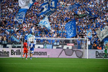 GELSENKIRCHEN, GERMANY - 2 Mayıs 2025: 2 futbol maçı. Bundesliga FC Schalke 04 - SC Paderborn 07 Veltins Arena.