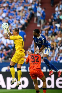 GELSENKIRCHEN, ALMANY - 2 MAYIS 2025 Manuel Riemann - 2 Mayıs 'lık futbol maçı. Bundesliga FC Schalke 04 - SC Paderborn 07 Veltins Arena.