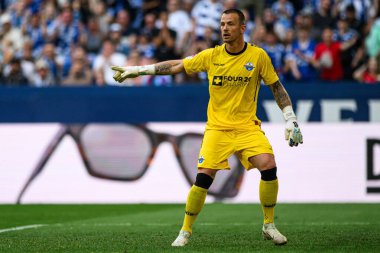 GELSENKIRCHEN, ALMANY - 2 MAYIS 2025 Manuel Riemann - 2 Mayıs 'lık futbol maçı. Bundesliga FC Schalke 04 - SC Paderborn 07 Veltins Arena.