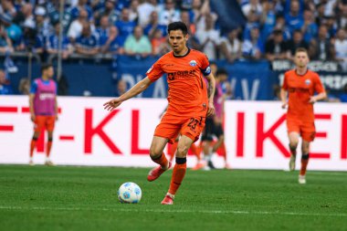 GELSENKIRCHEN, ALMANY - 2 MAYIS 2025 Raphael Obermair - 2 Mayıs 'lık futbol maçı. Bundesliga FC Schalke 04 - SC Paderborn 07 Veltins Arena.